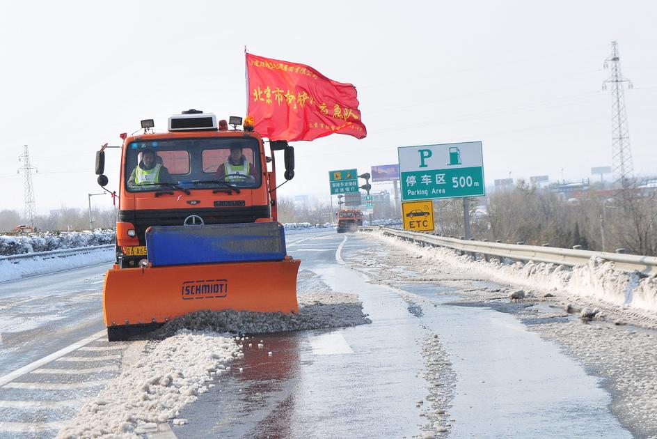 京藏高速除雪救灾（3）(图)